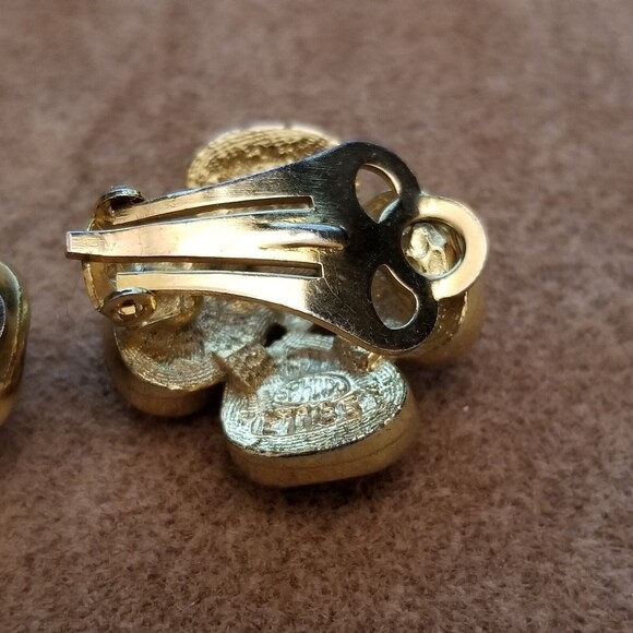 Vintage SPHINX Red Enamel Four-Leaf Clover Clip Earrings – Gold-Tone Lucky Charm - Picture 7 of 7